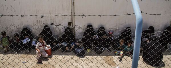 نساء وأطفال مرتبطون بمقاتلي تنظيم داعش الإرهابي في انتظار ركوب الحافلات والشاحنات تاركين مخيم الهول المكتظ للعودة إلى ديارهم نساء وأطفال مرتبطون بمقاتلي تنظيم داعش الإرهابي في انتظار ركوب الحافلات والشاحنات تاركين مخيم الهول المكتظ للعودة إلى ديارهم - سبوتنيك عربي