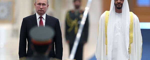 الرئيس الروسي فلاديمير بوتين ولي عهد الإمارة، ونائب القائد الأعلى للقوات المسلحة الإماراتية، الشيخ محمد بن زايد آل نهيان في الإمارات العربية المتحدة، 15 أكتوبر 2019 - سبوتنيك عربي