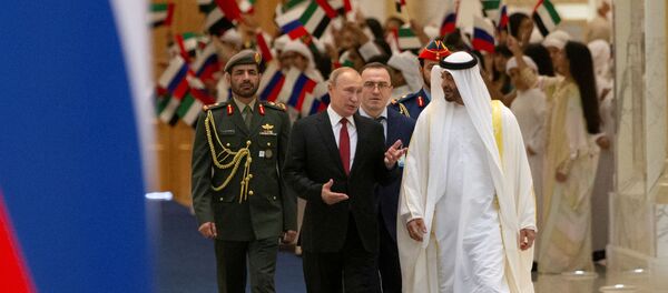 الرئيس الروسي فلاديمير بوتين ولي عهد الإمارة، ونائب القائد الأعلى للقوات المسلحة الإماراتية، الشيخ محمد بن زايد آل نهيان في الإمارات العربية المتحدة، 15 أكتوبر 2019 - سبوتنيك عربي