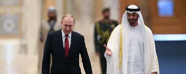 الرئيس الروسي فلاديمير بوتين ولي عهد الإمارة، ونائب القائد الأعلى للقوات المسلحة الإماراتية، الشيخ محمد بن زايد آل نهيان في الإمارات العربية المتحدة، 15 أكتوبر 2019 - سبوتنيك عربي