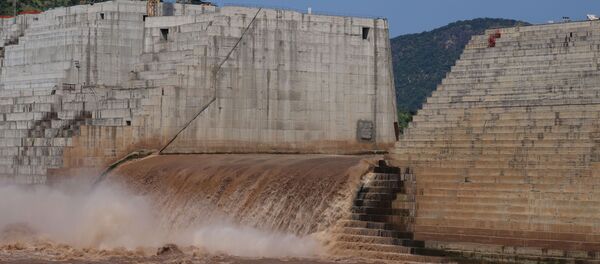 المياه تتدفق عبر سد النهضة الكبير في إثيوبيا أثناء خضوعه لأعمال بناء على نهر النيل - سبوتنيك عربي
