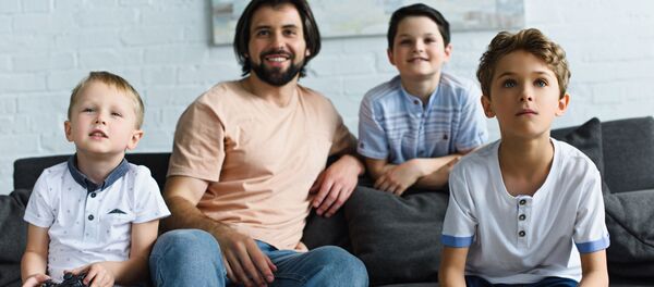 الأب مع أبنائه الأب مع أبنائه - سبوتنيك عربي