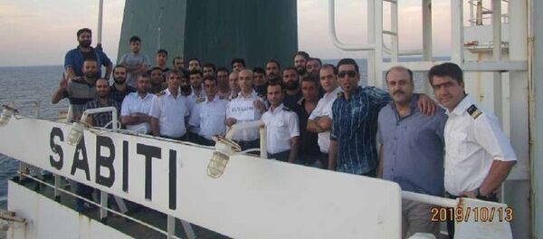 طاقم ناقلة النفط سابيتي المملوكة لإيران يستعدون لالتقاط صورة أثناء إبحارهم في البحر الأحمر - سبوتنيك عربي