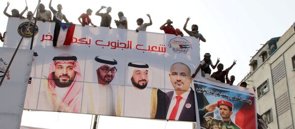 مؤيدو الانفصاليين الجنوبيين في اليمن يقفون عند لوحة أثناء مظاهرة لإظهار الدعم للإمارات العربية المتحدة وسط مواجهة مع الحكومة المدعومة من السعودية في مدينة عدن الساحلية مؤيدو الانفصاليين الجنوبيين في اليمن يقفون عند لوحة أثناء مظاهرة لإظهار الدعم للإمارات العربية المتحدة وسط مواجهة مع الحكومة المدعومة من السعودية في مدينة عدن الساحلية - سبوتنيك عربي