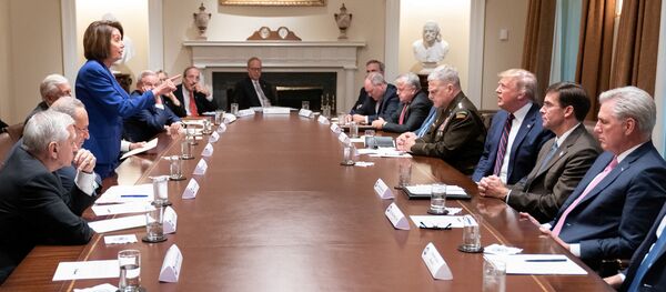 رئيسة مجلس النواب نانسي بيلوسي تقف وتتحدث إلى الرئيس الأمريكي دونالد ترامب خلال اجتماع عقد في 16 أكتوبر حول سوريا بين المشرعين والرئيس وأعضاء إدارة ترامب في غرفة مجلس الوزراء بالبيت الأبيض - سبوتنيك عربي