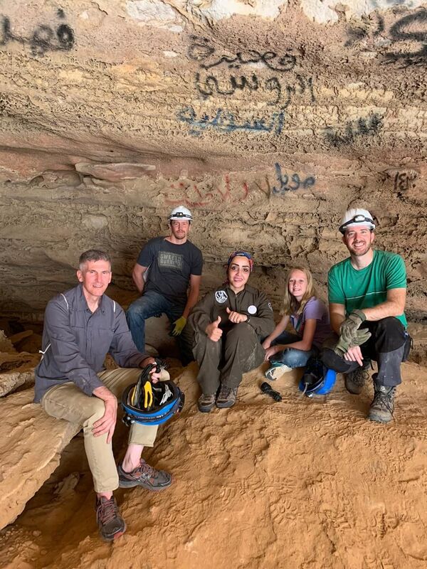 بالصور... حكاية أول مرشدة سياحية سعودية تعمل داخل الكهوف - سبوتنيك عربي