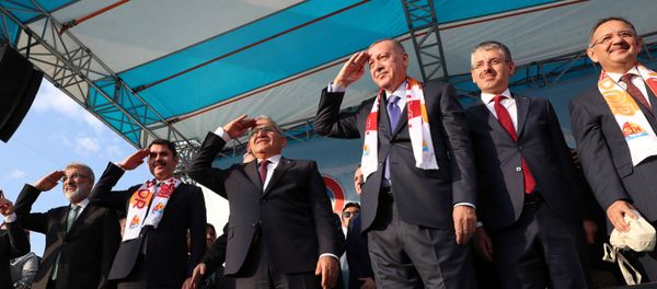 أردوغان يؤدي التحية العسكرية أردوغان يؤدي التحية العسكرية - سبوتنيك عربي