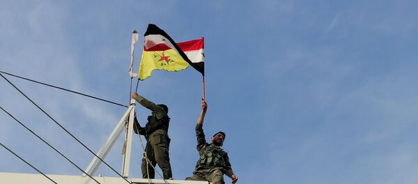 سبوتنيك تواكب رفع علم سوريا وقسد على معبر عين العرب الحدودي - سبوتنيك عربي