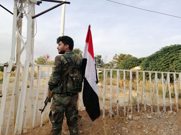 سبوتنيك ترصد رفع علم سوريا وقسد على معبر عين العرب الحدودي - سبوتنيك عربي