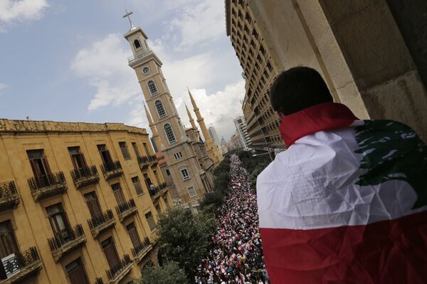 أولى تصدعات النظام الطائفي تتجلى... اللبنانيون في الشارع ولكن - سبوتنيك عربي
