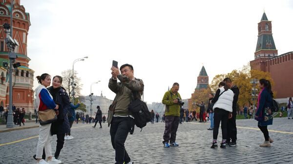 سائح يلتقط صورة سيلفي على الساحة الحمراء في موسكو - سبوتنيك عربي