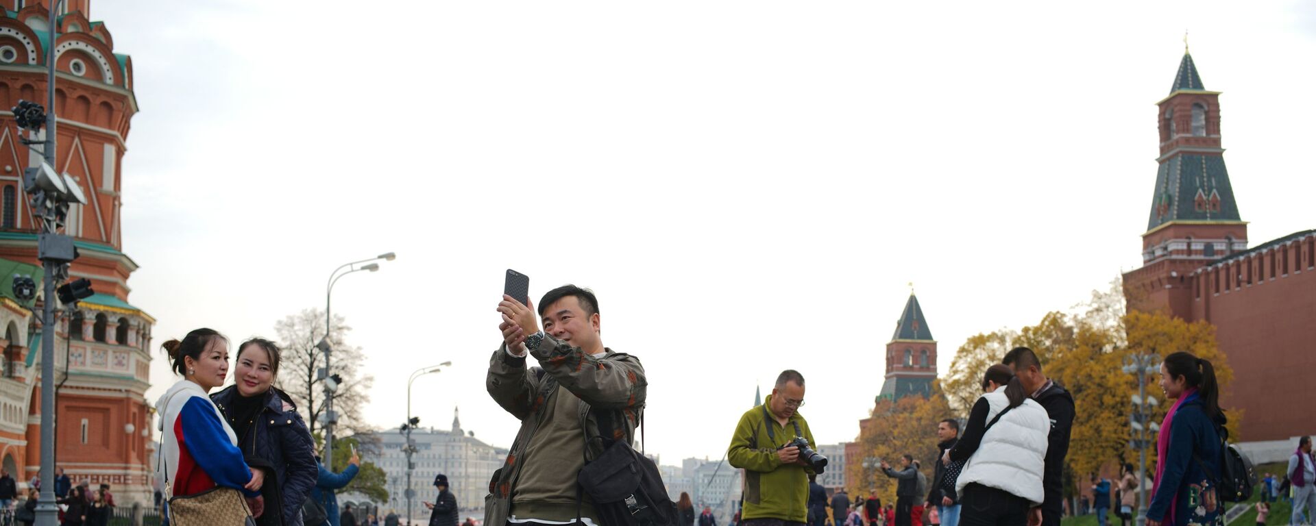 سائح يلتقط صورة سيلفي على الساحة الحمراء في موسكو - سبوتنيك عربي, 1920, 07.10.2025