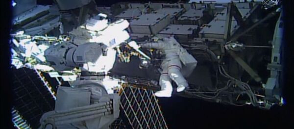 سجلت رائدتا الفضاء كريستينا كوتش وجيسيكا مير التابعتان لوكالة ناسا للعلوم الفضاء الأمريكية، إنجازا تاريخيا بإتمــام أول مهمة نسائيــة بحتة خارج مركبة في الفضاء. - سبوتنيك عربي