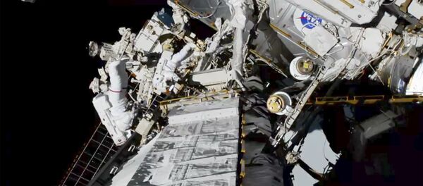 سجلت رائدتا الفضاء كريستينا كوتش وجيسيكا مير التابعتان لوكالة ناسا للعلوم الفضاء الأمريكية، إنجازا تاريخيا بإتمــام أول مهمة نسائيــة بحتة خارج مركبة في الفضاء. - سبوتنيك عربي