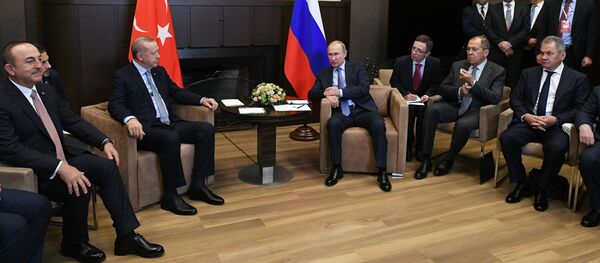 الرئيس الروسي فلاديمير بوتين يتحدث إلى نظيره التركي رجب طيب أردوغان خلال لقائهما في منتجع سوتشي على البحر الأسود في روسيا بحضور وزير الخارجية التركي مولود تشاووش أوغلو ووزير الخارجية الروسي سيرغي لافروف ووزير الدفاع سيرغي شويغو - سبوتنيك عربي