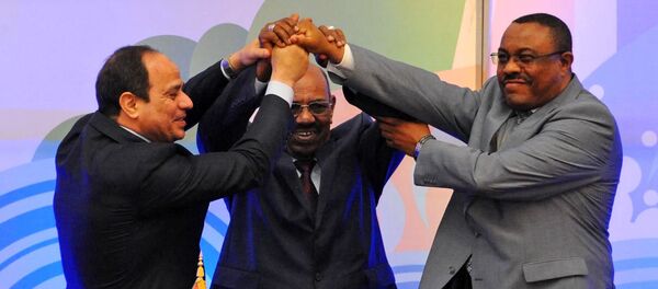 الرئيس السوداني السابق عمر البشير والمصري عبد الفتاح السيسي ورئيس الوزراء الإثيوبي ديسالين يدا بيد بعد التوقيع على اتفاق بشأن تقاسم مياه نهر النيل نهر في الخرطوم عام 2015 الرئيس السوداني السابق عمر البشير والمصري عبد الفتاح السيسي ورئيس الوزراء الإثيوبي ديسالين يدا بيد بعد التوقيع على اتفاق بشأن تقاسم مياه نهر النيل نهر في الخرطوم عام 2015 - سبوتنيك عربي