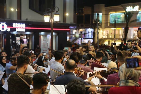 لأول مرة بعد دحر داعش... موسيقيات وعازفون عراقيون في أوركسترا مضيئة... صور+فيديو - سبوتنيك عربي