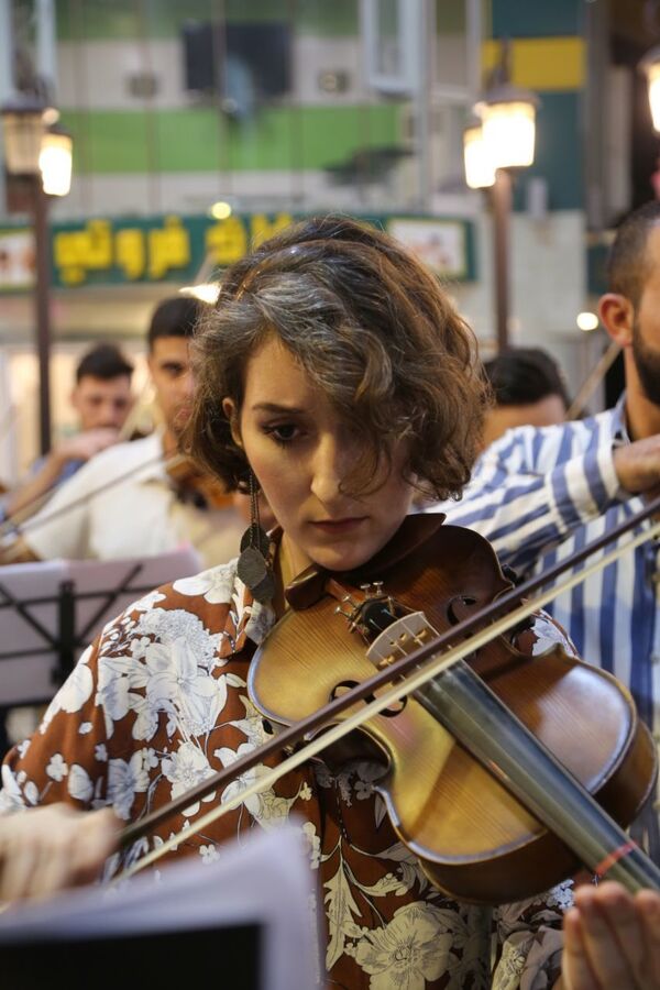 لأول مرة بعد دحر داعش... موسيقيات وعازفون عراقيون في أوركسترا مضيئة... صور+فيديو - سبوتنيك عربي