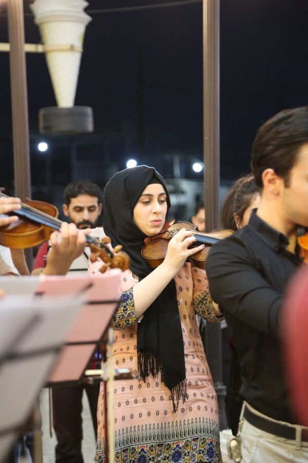 لأول مرة بعد دحر داعش... موسيقيات وعازفون عراقيون في أوركسترا مضيئة... صور+فيديو - سبوتنيك عربي