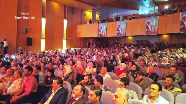 المطرب سمير جركس يشعل المدرجات فرحا في مدينة حلب السورية المطرب سمير جركس يشعل المدرجات فرحا في مدينة حلب السورية - سبوتنيك عربي