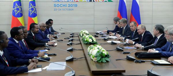 الرئيس الروسي فلاديمير بوتين ورئيس الوزراء الإثيوبي آبي أحمد خلال اجتماع على هامش القمة الروسية الأفريقية في سوتشي الرئيس الروسي فلاديمير بوتين ورئيس الوزراء الإثيوبي آبي أحمد خلال اجتماع على هامش القمة الروسية الأفريقية في سوتشي - سبوتنيك عربي