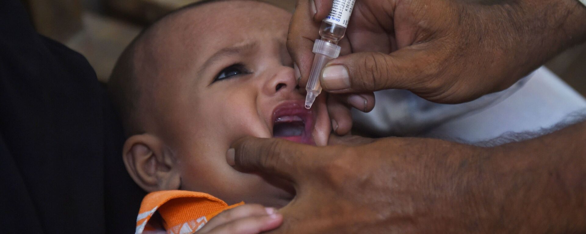 طفل يتلقى لقاح لعلاج شلل الأطفال - سبوتنيك عربي, 1920, 17.02.2021