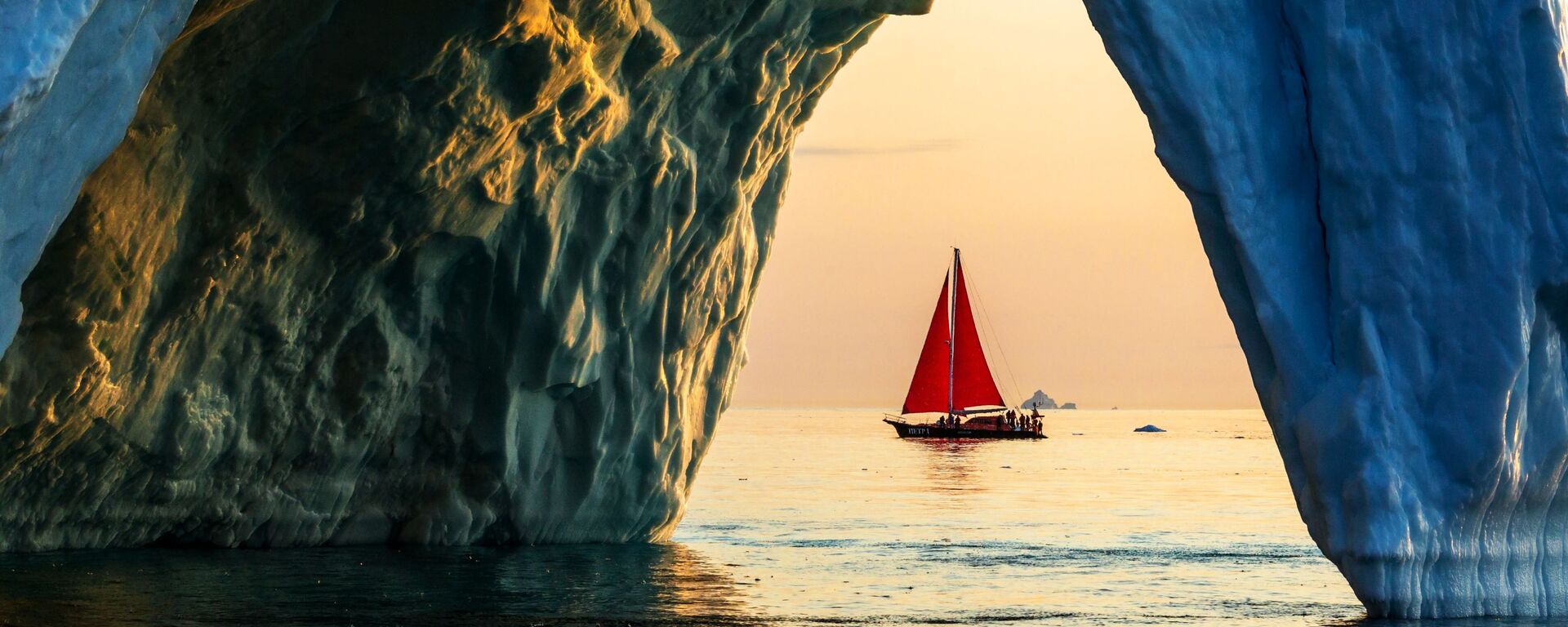 يخت بيوتر الأول (بطرس الأول)  يبحر عبر جبل جليدي في مياه جزيرة غرينلاند كجزء من بعثة الشركة الروسية روسارك - سبوتنيك عربي, 1920, 20.01.2025