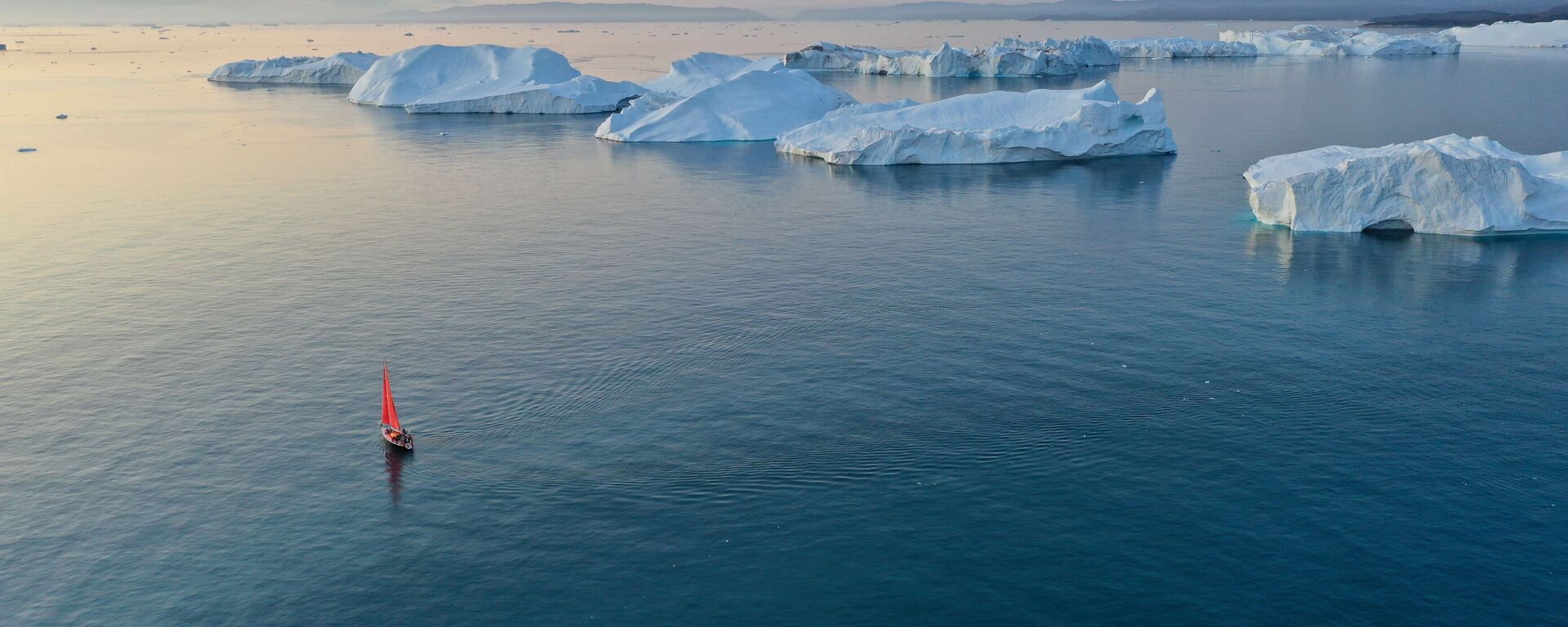 يخت بيوتر الأول (بطرس الأول)  يبحر بجوار جبل جليدي في مياه جزيرة غرينلاند كجزء من بعثة الشركة الروسية روسارك - سبوتنيك عربي, 1920, 30.03.2025