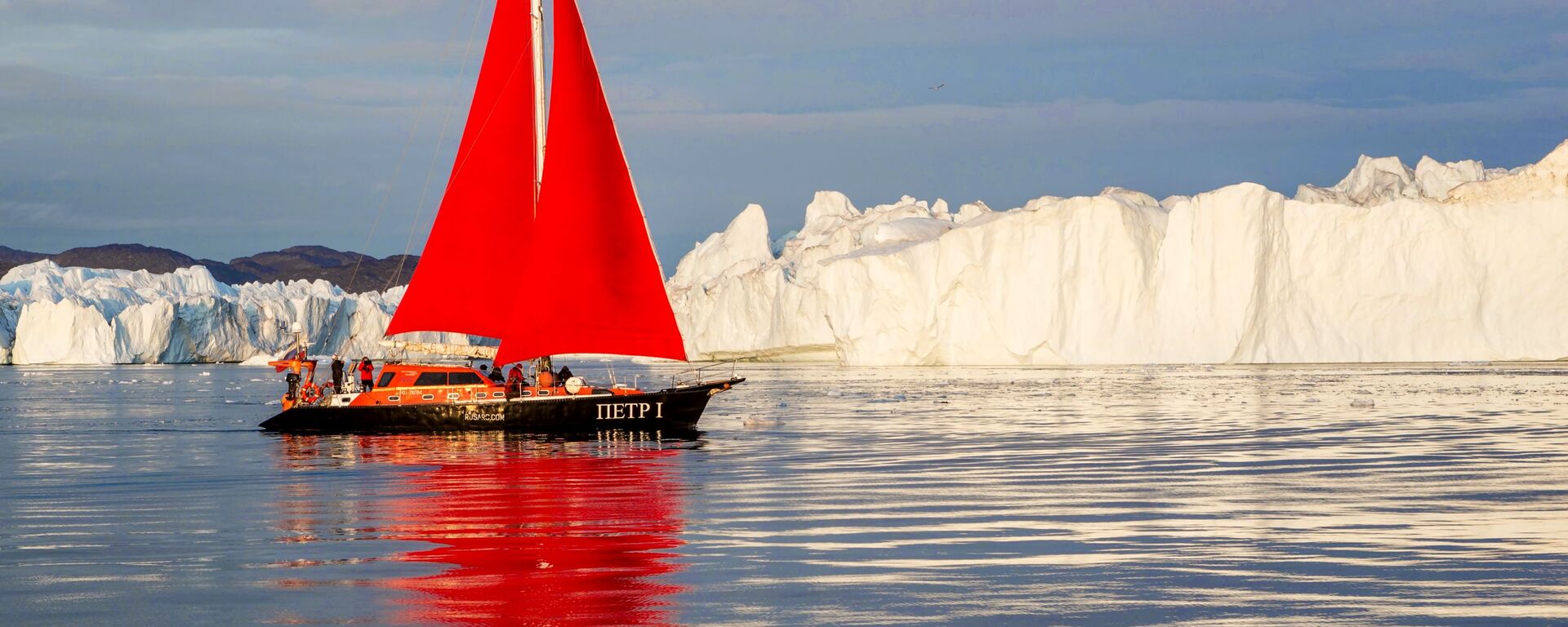 يخت بيوتر الأول (بطرس الأول)  يبحر بجوار جبل جليدي في مياه جزيرة غرينلاند كجزء من بعثة الشركة الروسية روسارك - سبوتنيك عربي, 1920, 20.01.2025