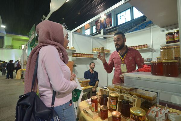 مهرجان لتذوق العسل... 1% من نحل الكرة الأرضية يعيش في سوريا.. فيديو مهرجان لتذوق العسل... 1% من نحل الكرة الأرضية يعيش في سوريا.. فيديو - سبوتنيك عربي