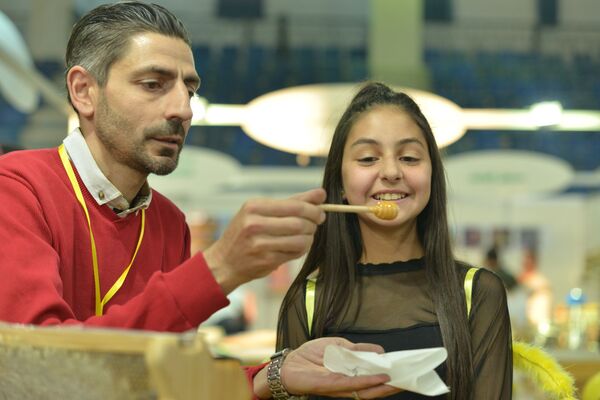 مهرجان لتذوق العسل... 1% من نحل الكرة الأرضية يعيش في سوريا.. فيديو مهرجان لتذوق العسل... 1% من نحل الكرة الأرضية يعيش في سوريا.. فيديو - سبوتنيك عربي