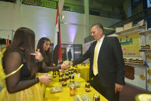 مهرجان لتذوق العسل... 1% من نحل الكرة الأرضية يعيش في سوريا.. فيديو مهرجان لتذوق العسل... 1% من نحل الكرة الأرضية يعيش في سوريا.. فيديو - سبوتنيك عربي