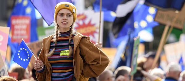 المشاركون في احتجاجات ضد خروج بريطانيا من الاتحاد الأوروبي (بريكست) في لندن، 19 أكتوبر 2019 - سبوتنيك عربي