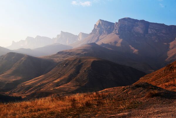 هضبة إينالسيرت (يمين الصورة) في قبردينو بلقاريا - سبوتنيك عربي