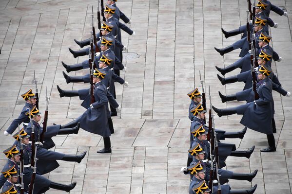 جنود من الفوج الرئاسي أثناء المراسم الختامية في ساحة سوبورنايا في الكرملين، موسكو - سبوتنيك عربي