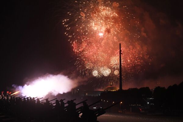 ألعاب نارية لإحياء الذكرى الـ75 على تحرير بلغراد من الغزاة النازيين، في حديقة النصر بموسكو - سبوتنيك عربي