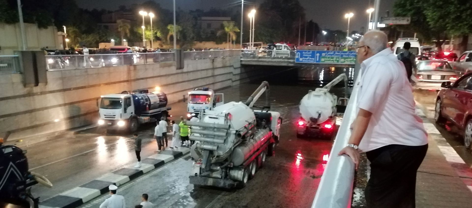 رجل يتابع سيارات الإنقاذ وهي تسحب المياه بالشفط من نفق العروبة في حي مصر الجديدة بعد أن تسببت الأمطار في ازدحام المرور في العاصمة المصرية القاهرة، 22 أكتوبر/تشرين الأول 2019 - سبوتنيك عربي, 1920, 05.03.2021