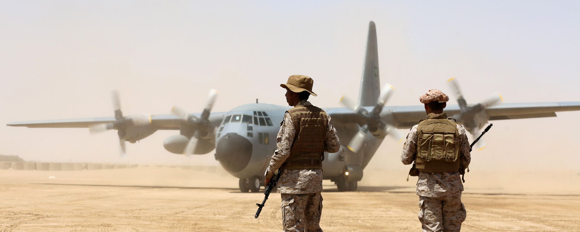 جنود سعوديون يقفون قبل تفريغ إمدادات الإغاثة من طائرة شحن تابعة للقوات الجوية السعودية في مطار بمحافظة مأرب بوسط اليمن، 12 مارس/آذار 2018 - سبوتنيك عربي, 1920, 07.02.2021