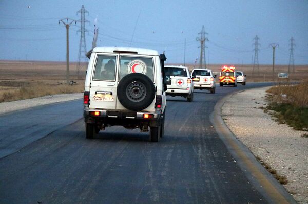 بالصور... الهلال السوري ينقذ 14 عائلة حاصرتهم نيران الجيش التركي وقسد - سبوتنيك عربي