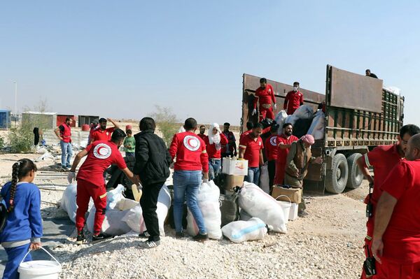 بالصور... الهلال السوري ينقذ 14 عائلة حاصرتهم نيران الجيش التركي وقسد - سبوتنيك عربي