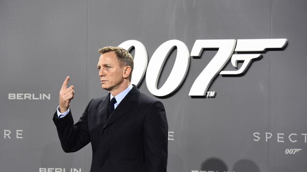 الممثل البريطاني دانييل كريغ وخلفه شعار جيمس بوند (007) - سبوتنيك عربي