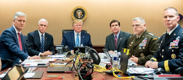 الرئيس الأمريكي دونالد ترامب ونائبه مايك بنس ووزير الدفاع مارك إسبر وأعضاء من فريق الأمن القومي يراقبون قوات العمليات الخاصة الأمريكية تهاجم زعيم داعش أبو بكر البغدادي من غرفة بالبيت الأبيض - سبوتنيك عربي