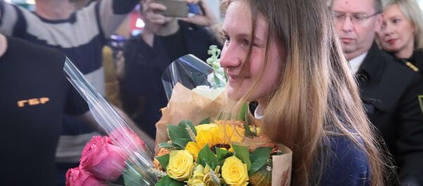 وصول المواطنة الروسية المفرج عنها، ماريا بوتينا إلى مطار شيريميتيفو  - سبوتنيك عربي