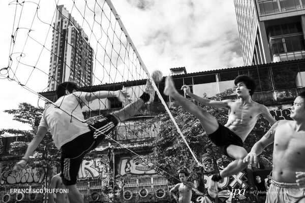 صورة بعنوان سيباك تاكراو (Sepak Takraw)، للمصور فرانتشيسكو روفوني، الفائز في فئة أفضل مصور للكتاب لهذا العام، ضمن جوائز عير المحترفين للمسابقة الدولية للتصوير لعام 2019 - سبوتنيك عربي