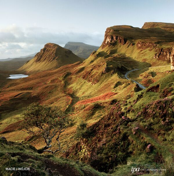 صورة بعنوان شروق في كويرينغ (Quiraing sunrise)، للمصور ماسيج ووجيك، الفائز في فئة أفضل مصور تناظري/ سينمائي لهذا العام، ضمن جوائز غير المحترفين للمسابقة الدولية للتصوير لعام 2019 - سبوتنيك عربي