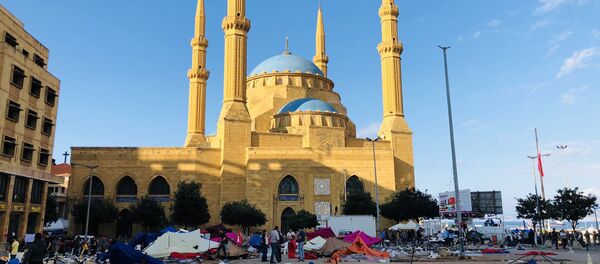 احتجاجات بيروت بعد إعلان استقالة سعد الحريري من منصب رئيس الحكومة اللبنانية، 29 أكتوبر 2019 - سبوتنيك عربي