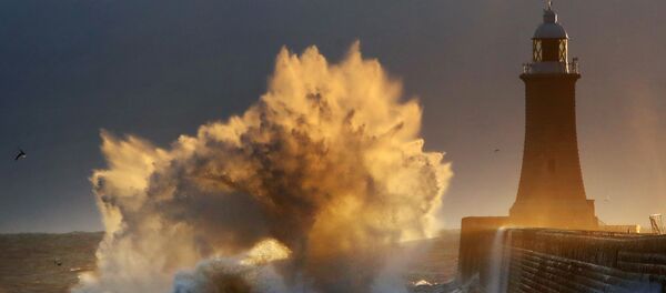 صورة بعنوان انفجار الموجة، للمصور أوين هامفريز، المؤهل إلى التصفيات النهائية لمسابقة مصوِّر الطقس لعام 2019 (تاينماوث، بريطانيا) - سبوتنيك عربي