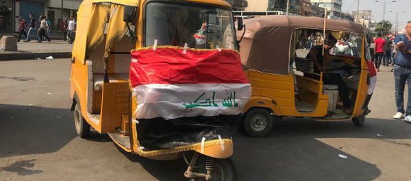 التك تك وسط مظاهرات العراق، 30 أكتوبر 2019 - سبوتنيك عربي