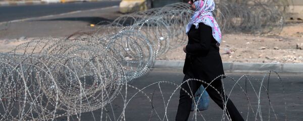 مواطنة عراقية تسير في أحد شوارع بغداد، العراق - سبوتنيك عربي