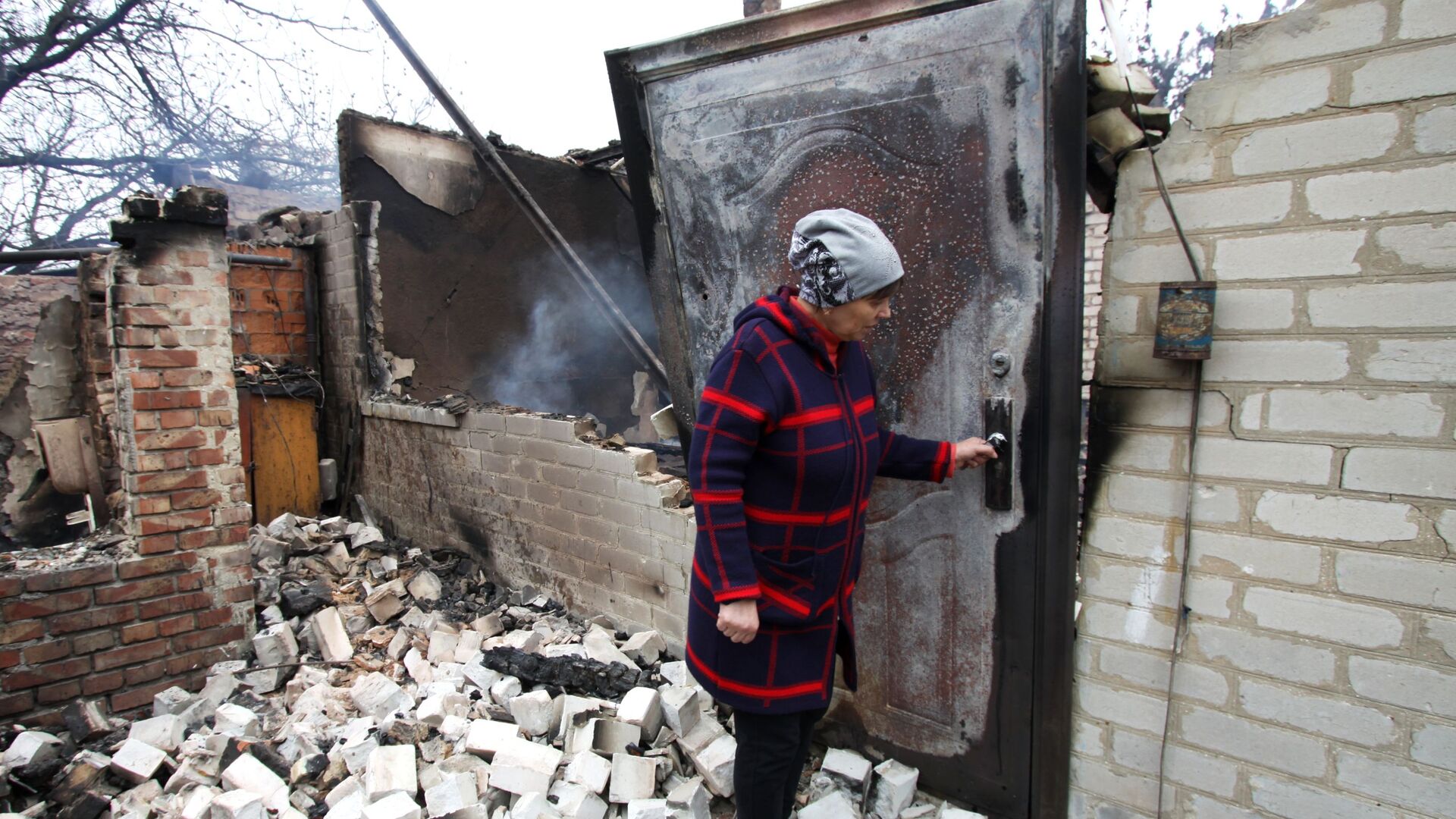 منزل على مشارف حي بتروفسكي في دونيتسك، محترق من إصابة مباشرة بقذيفة أثناء القصف، أوكرانيا منزل على مشارف حي بتروفسكي في دونيتسك، محترق من إصابة مباشرة بقذيفة أثناء القصف، أوكرانيا - سبوتنيك عربي, 1920, 03.04.2021